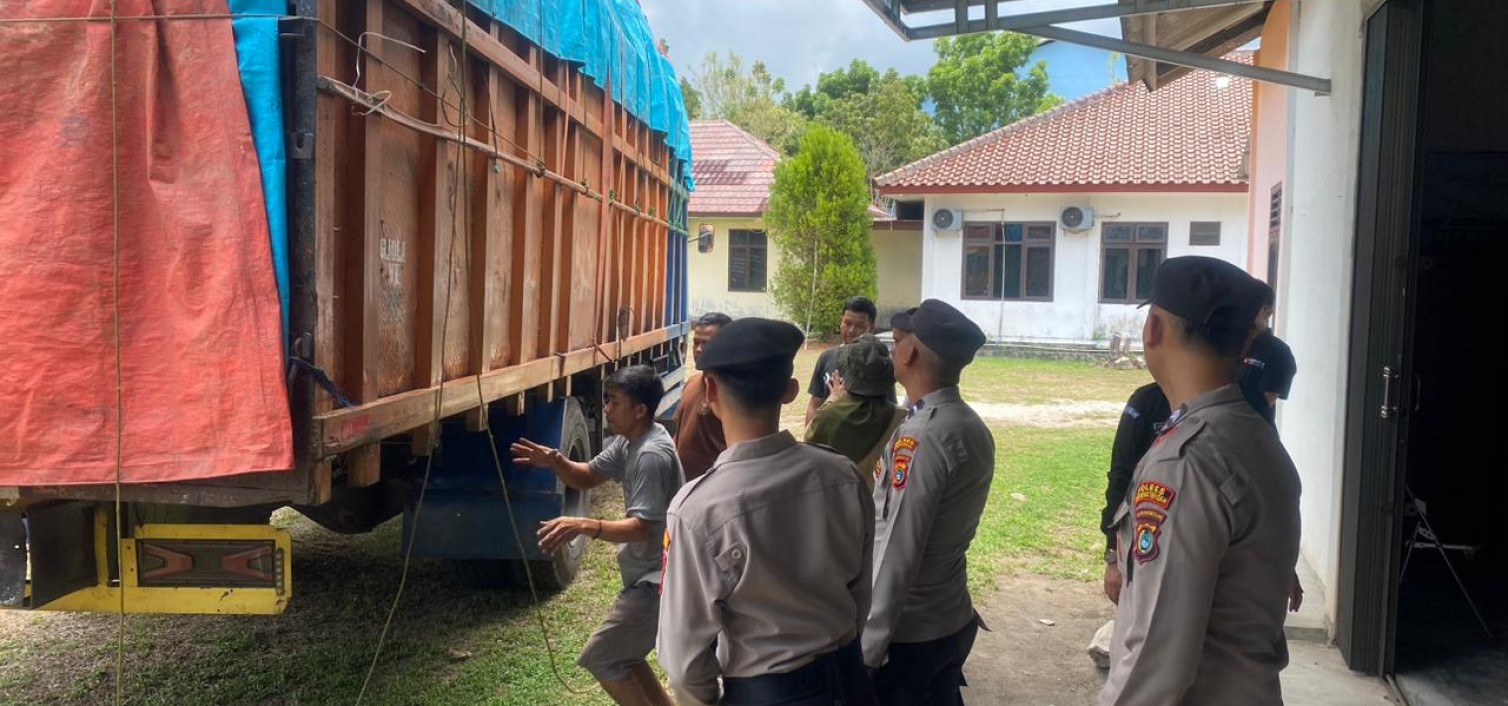 KPU Bangka Tengah mulai terima logistik Pemilu Polres Bateng jaga gudang logistik Pemilu.