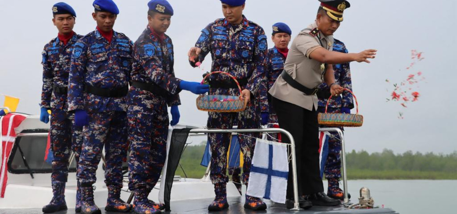 MENGENANG JASA PAHLAWAN DI WILAYAH PERAIRAN, SAT POLAIRUD MELAKSANAKAN KEGIATAN TABUR BUNGA