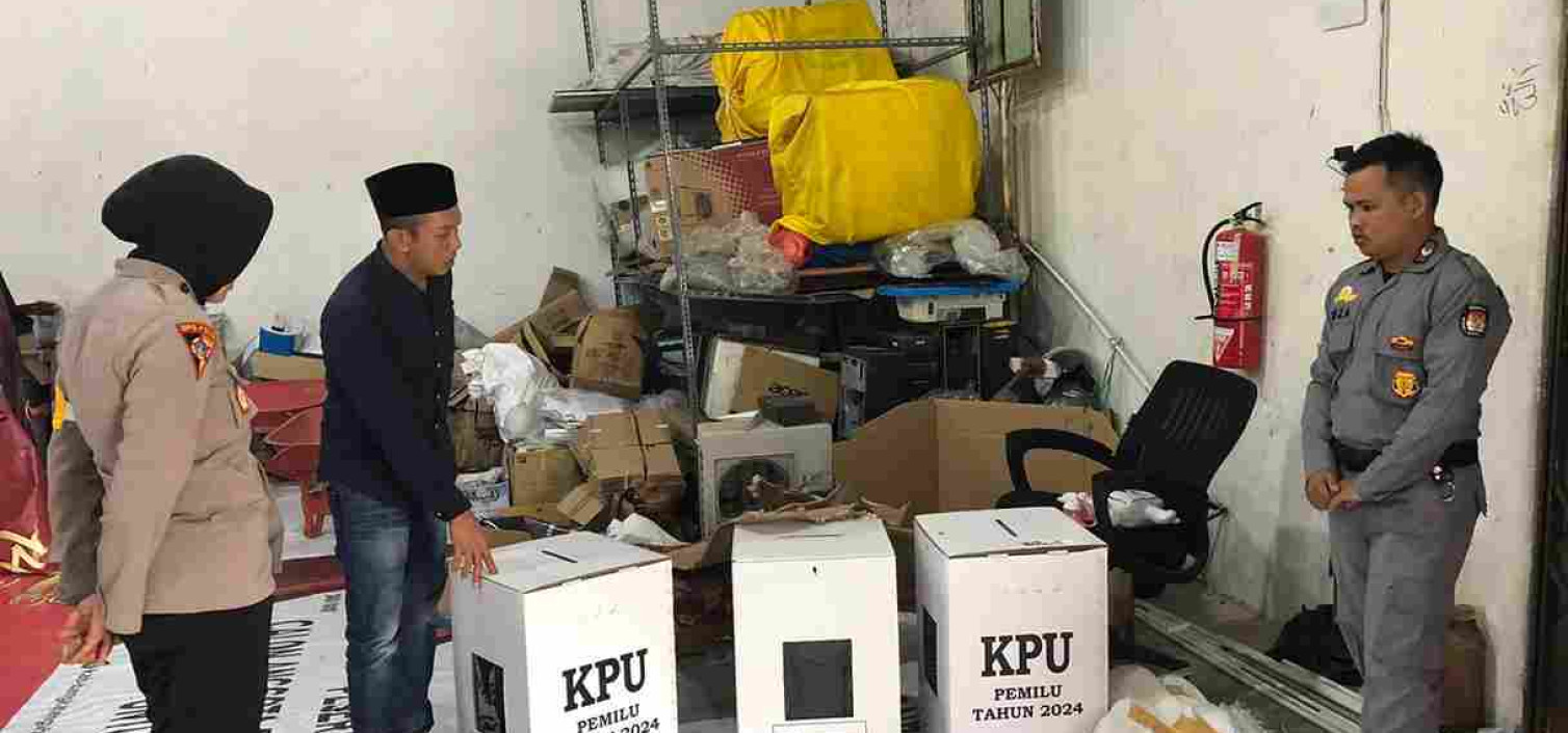 Polres Bangka Tengah Terus Siaga Amankan Kantor KPU, Bawaslu Dan Gudang Logistik Kab. Bangka Tengah