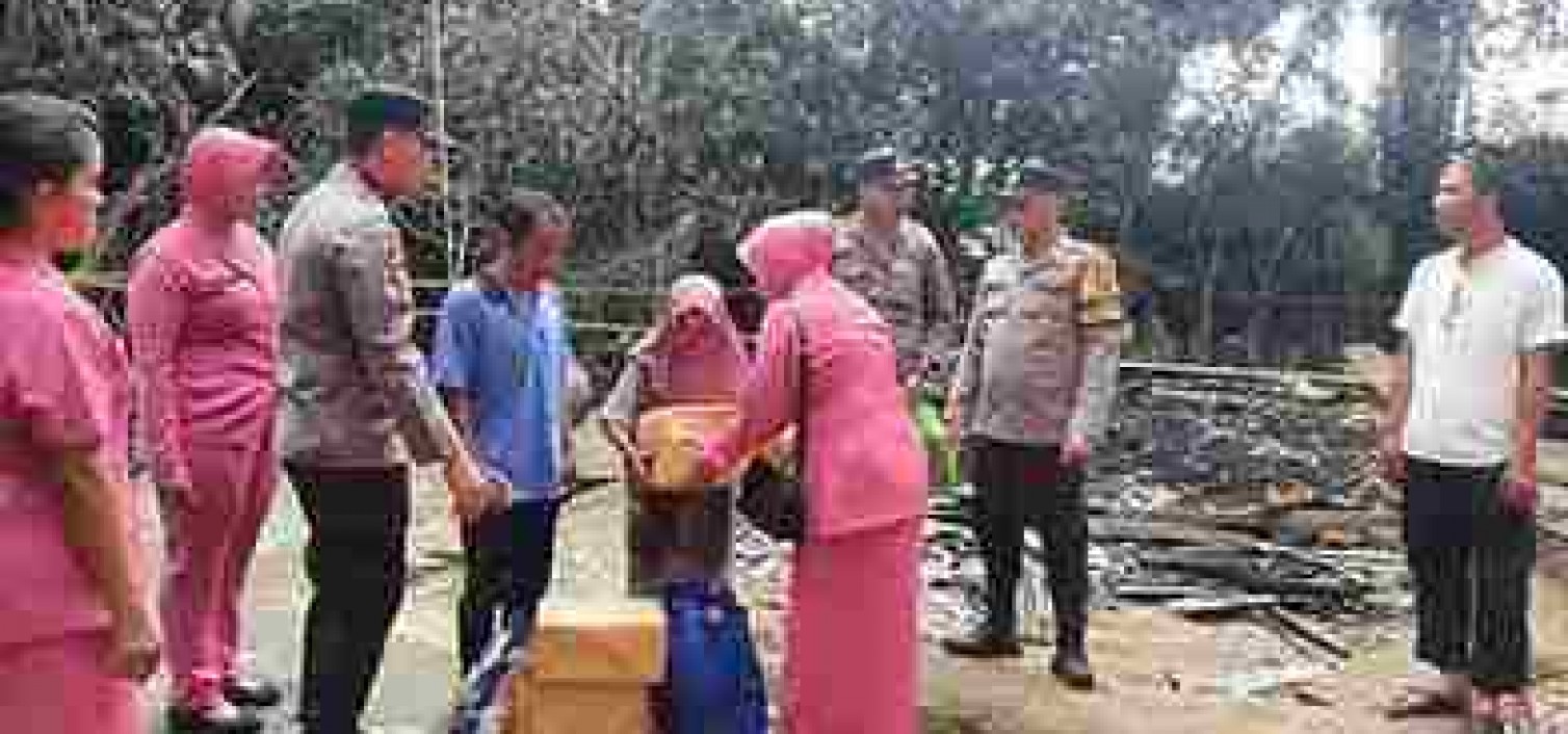 Polsek Simpang Katis Bantu Warga Korban Kebakaran di Desa Terak.