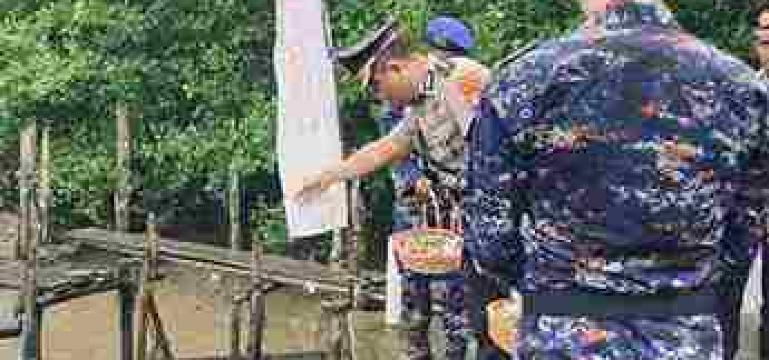 Kapolres Bangka Tengah Pimpin Upacara Tabur Bunga di Dermaga Desa Kurau