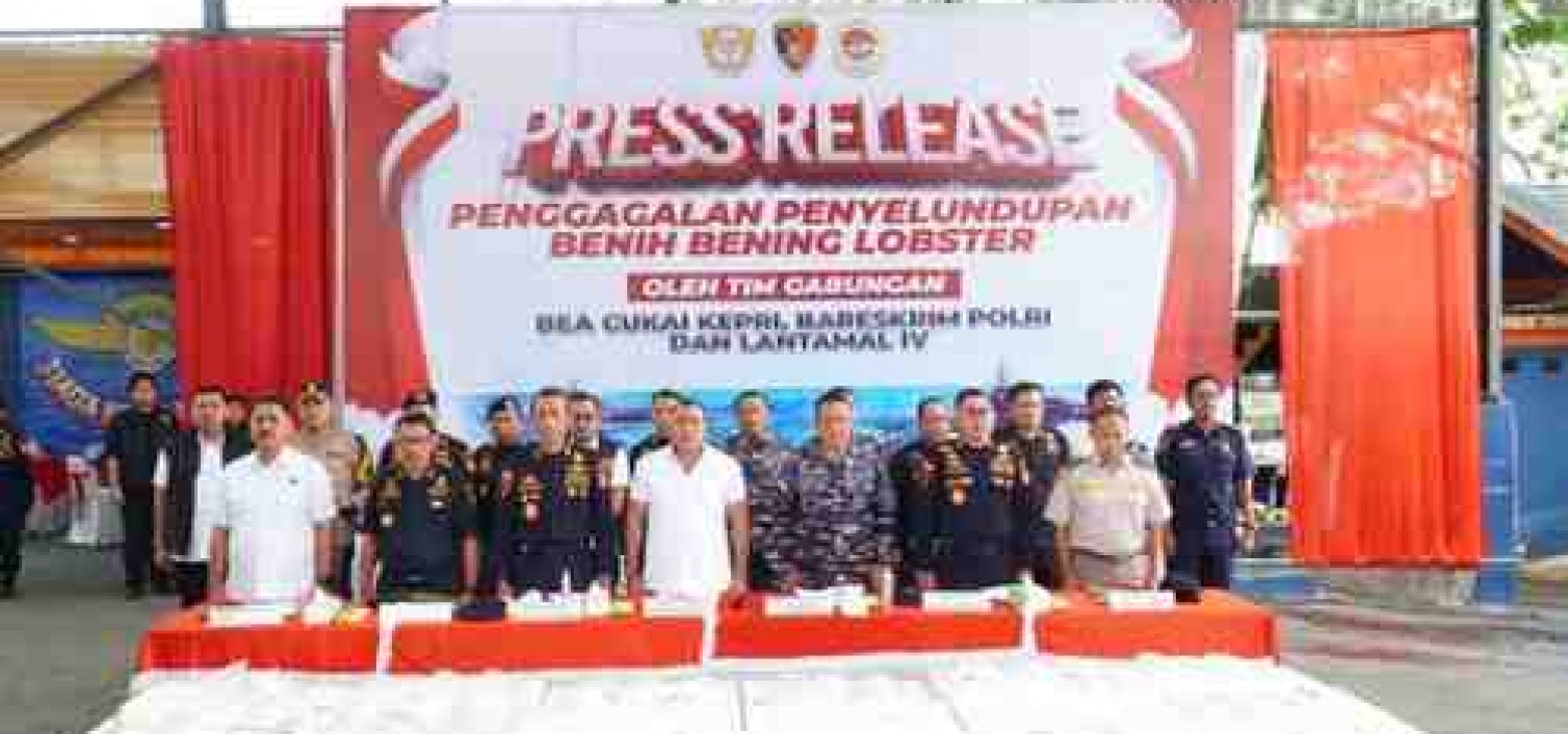 KONFERENSI PERS PENYELUDUPAN BENIH BENING LOBSTER SEBANYAK 237.305 BENIH BENING LOBSTER SENILAI 23,6 MILIAR RUPIAH