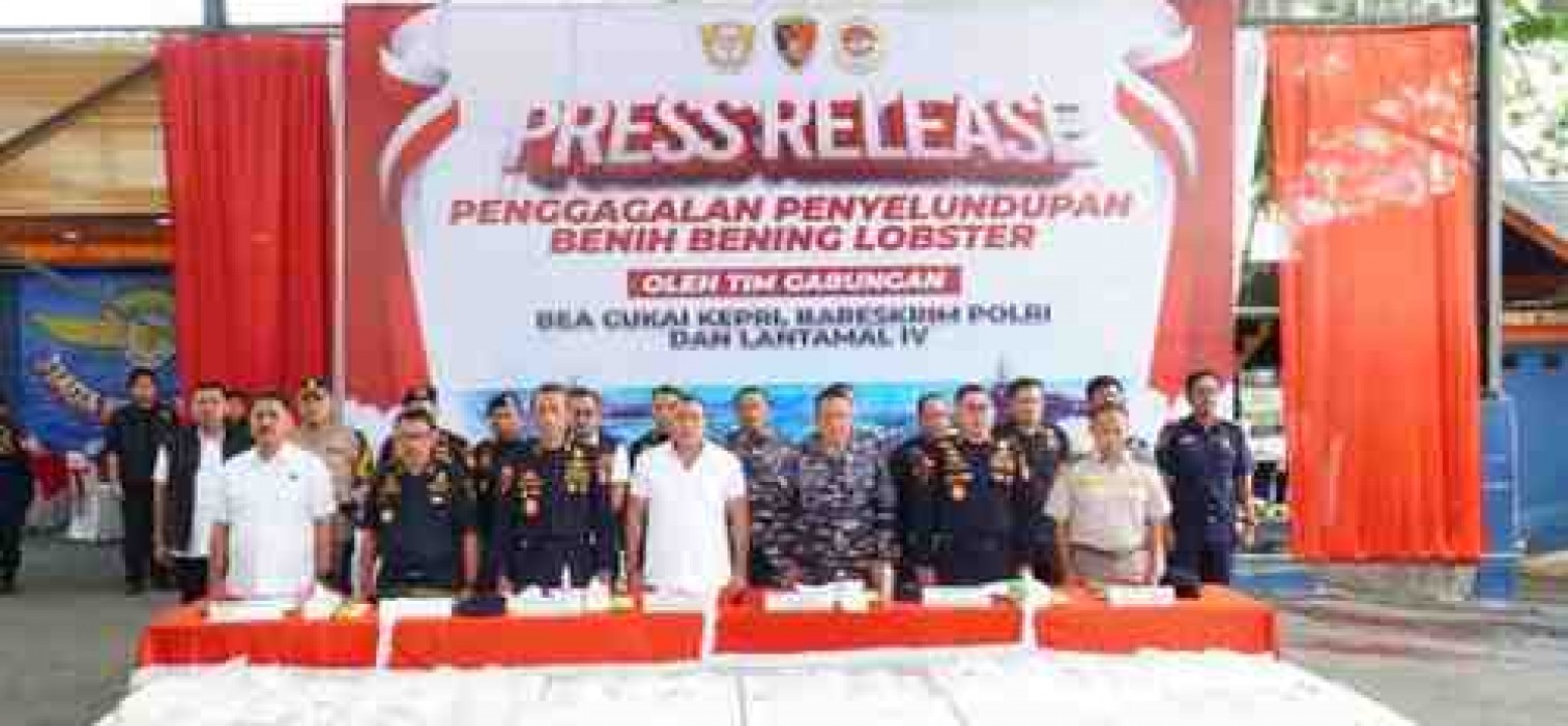 KONFERENSI PERS PENYELUDUPAN BENIH BENING LOBSTER SEBANYAK 237.305 BENIH BENING LOBSTER SENILAI 23,6 MILIAR RUPIAH