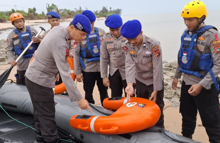 Satuan Polair Polres Bangka Tengah menurunkan alat canggih guna memberikan rasa aman kepada pengunjung pantai menjelang liburan Tahun Baru di pantai Terentang