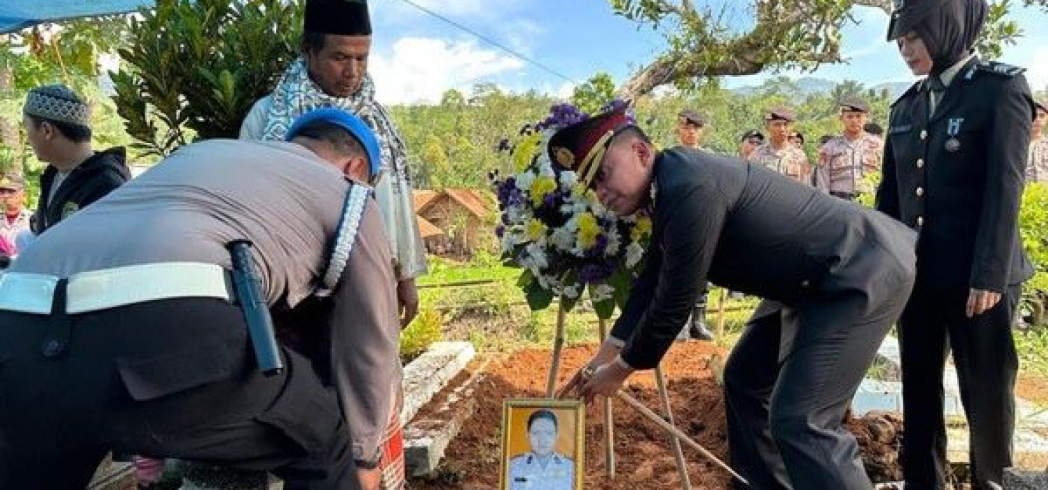 Kapolri Naikkan Pangkat Bripka Andithya yang Gugur Saat Selamatkan Warga