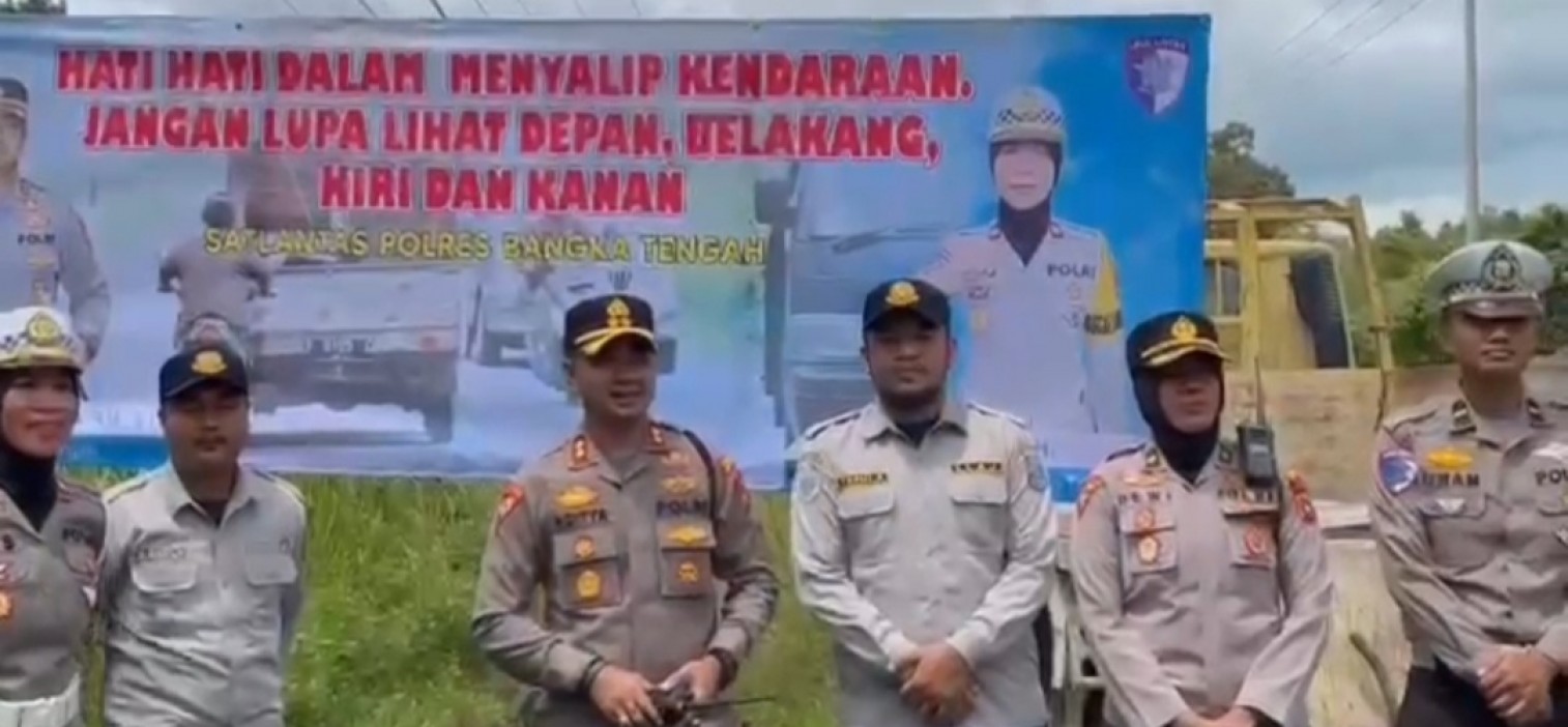 Kapolres Bangka Tengah Pimpin Pemasangan Spanduk Imbauan di 12 Titik Rawan Kecelakaan