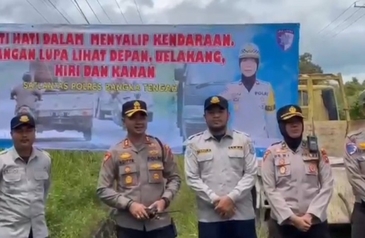 Kapolres Bangka Tengah Pimpin Pemasangan Spanduk Imbauan di 12 Titik Rawan Kecelakaan