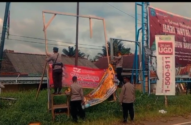 Polsek Namang Polres Bangka Tengah Pemasangan Spanduk Himbauan Kamtibmas