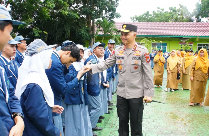 Jadi Pembina Upacara Di SMAN 2 Pangkalpinang, Kapolda Babel : Ini Strategi Kita Jangan Sampai Geng Motor Masuk Sekolah