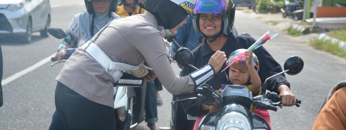 OKM 2025 : Ditlantas Polda Babel Bagi-bagi Coklat Hingga Helm SNI, Apresiasi Masyarakat Tertib Berlalu Lintas