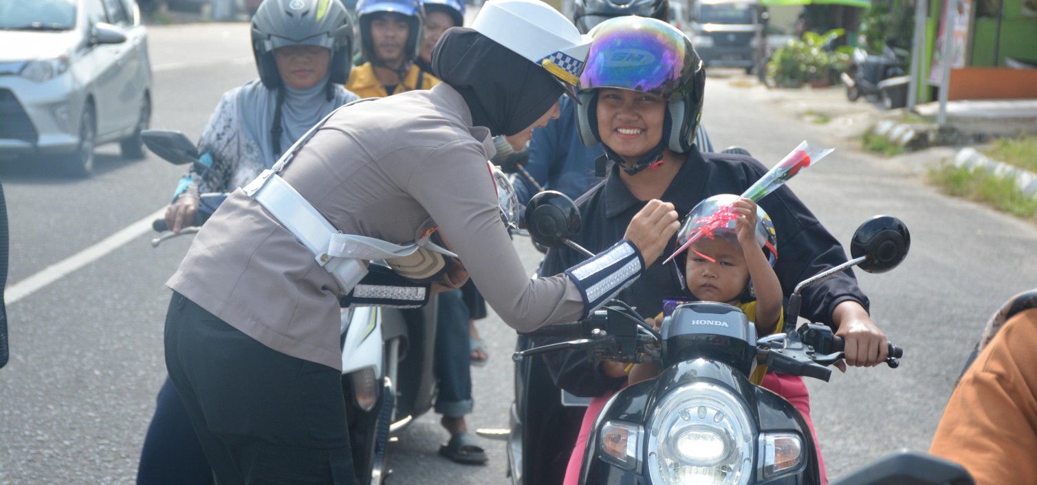 OKM 2025 : Ditlantas Polda Babel Bagi-bagi Coklat Hingga Helm SNI, Apresiasi Masyarakat Tertib Berlalu Lintas