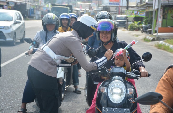 OKM 2025 : Ditlantas Polda Babel Bagi-bagi Coklat Hingga Helm SNI, Apresiasi Masyarakat Tertib Berlalu Lintas