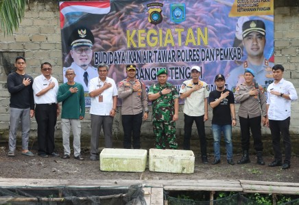 Polres Bangka Tengah Gelar Panen Ikan Air Tawar di Pokdakan Air Tumbek, Santuni Anak Yatim