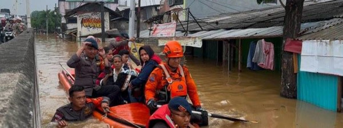 Rumah Hampir Tenggelam, Warga Kalibata Minta Tolong Brimob Polda Evakuasi