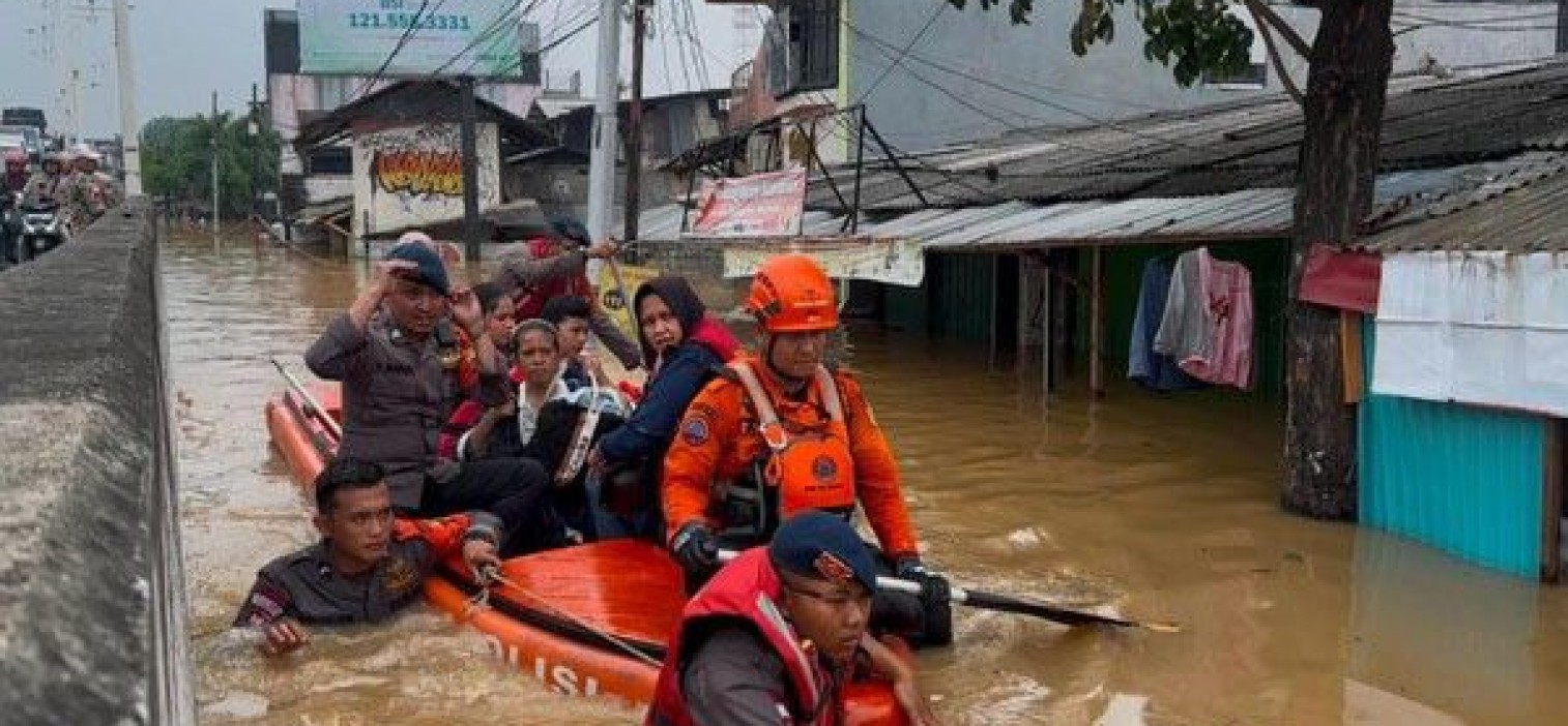 Rumah Hampir Tenggelam, Warga Kalibata Minta Tolong Brimob Polda Evakuasi