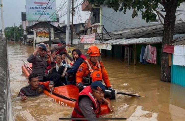 Rumah Hampir Tenggelam, Warga Kalibata Minta Tolong Brimob Polda Evakuasi