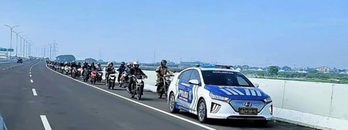 Diskresi Kemanusiaan, Polantas Kawal Ratusan Pemotor Masuk Tol karena Banjir Bekasi