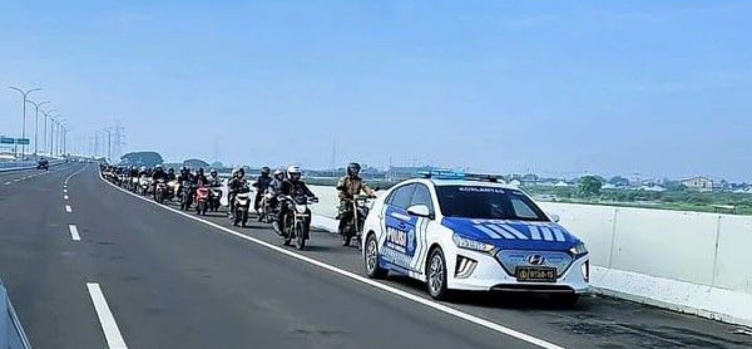 Diskresi Kemanusiaan, Polantas Kawal Ratusan Pemotor Masuk Tol karena Banjir Bekasi