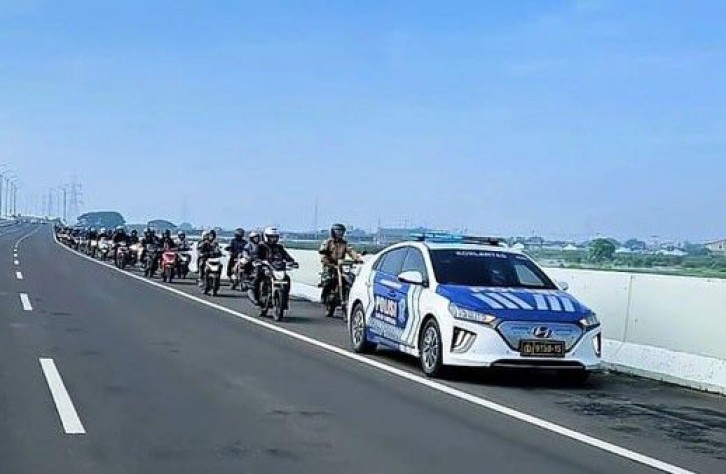 Diskresi Kemanusiaan, Polantas Kawal Ratusan Pemotor Masuk Tol karena Banjir Bekasi