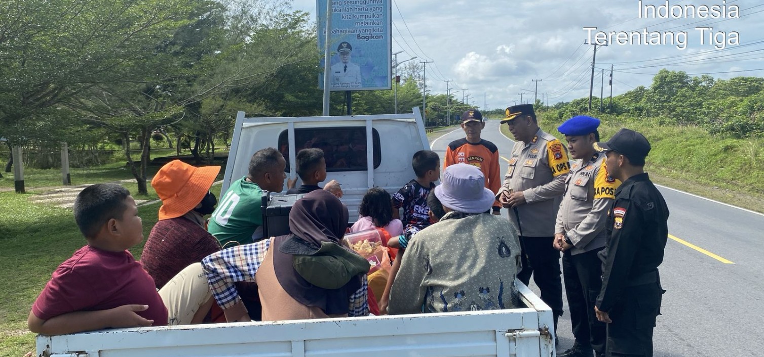 Kapolres Bangka Tengah Sapa Pengunjung Pantai Terentang, Imbau Keselamatan Berlalu Lintas Pasca Lebaran