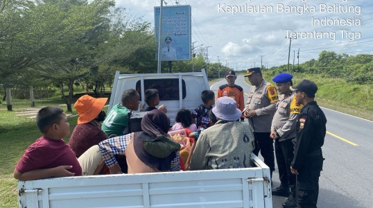Kapolres Bangka Tengah Sapa Pengunjung Pantai Terentang, Imbau Keselamatan Berlalu Lintas Pasca Lebaran