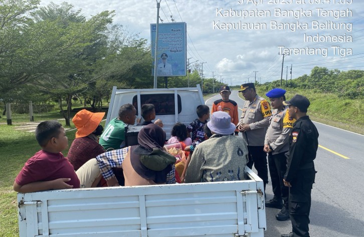 Kapolres Bangka Tengah Sapa Pengunjung Pantai Terentang, Imbau Keselamatan Berlalu Lintas Pasca Lebaran