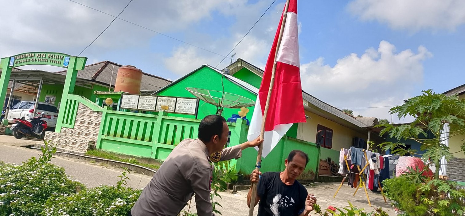 Polres Bangka Tengah Bagikan Ratusan Bendera Merah Putih di Bundaran Koba, Ajak Masyarakat Kibarkan Sang Saka di Momen HUT RI ke-80