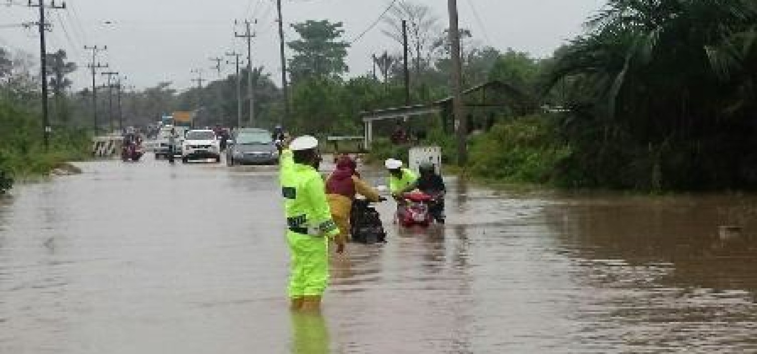 Siaga Bencana, Polres Bateng Bantu Evakuasi Banjir Desa Nibung