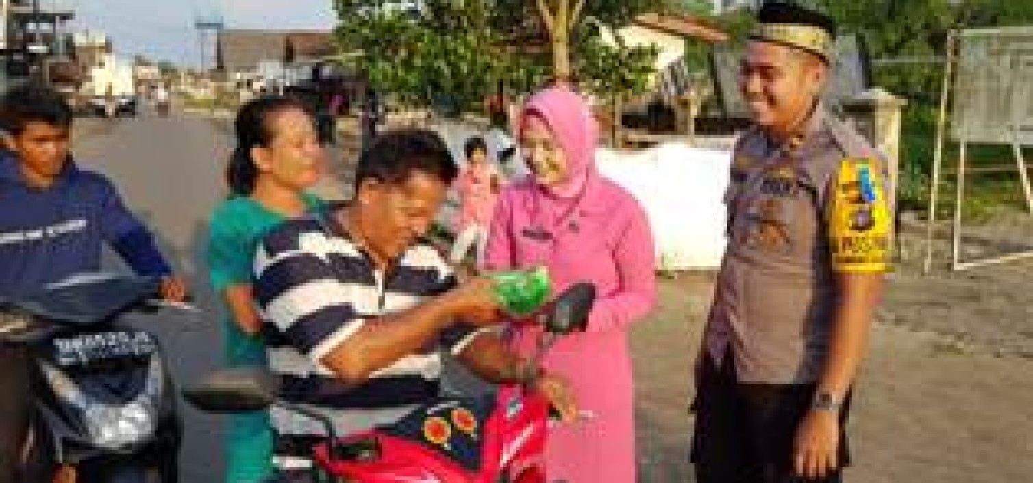 Polsek Sungaiselan Bersama Bhayangkari Bagikan Takjil Gratis