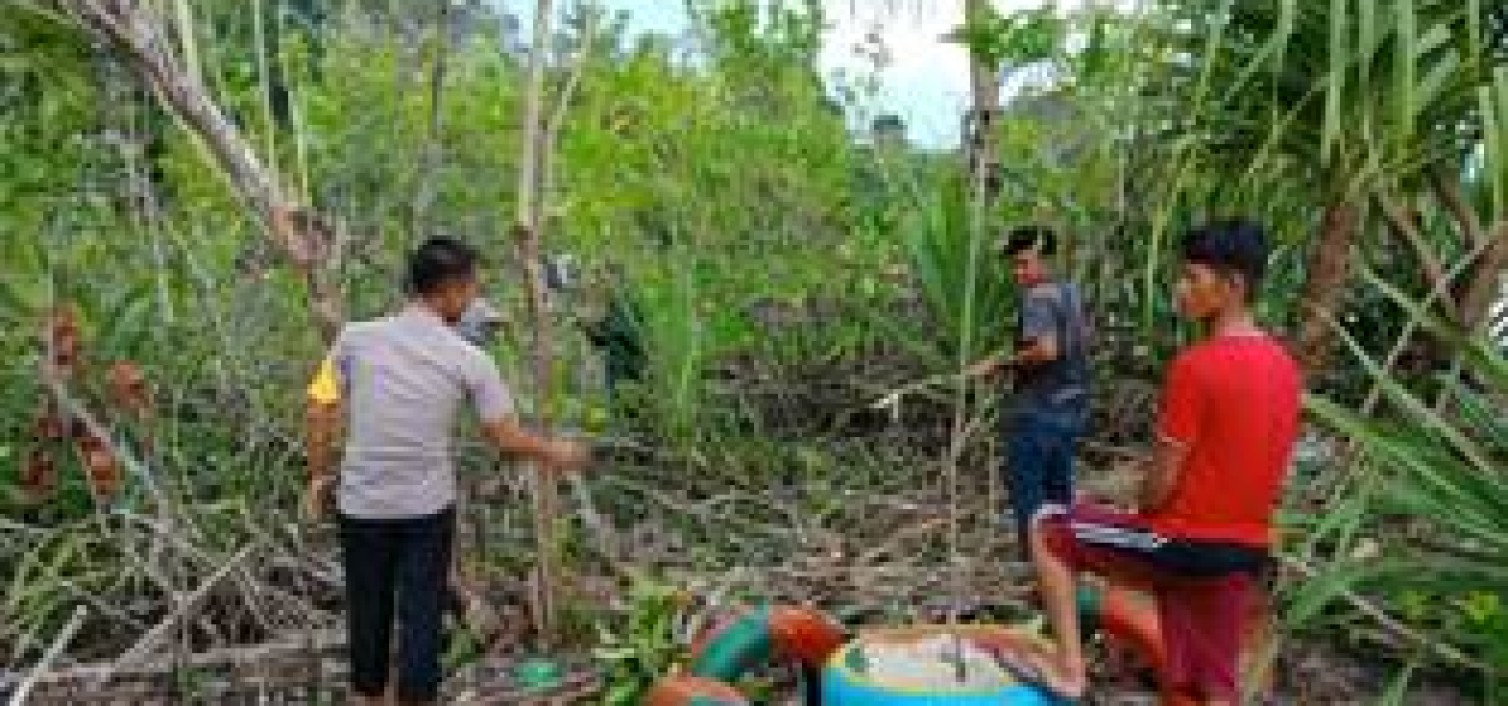 Sadar Wisata, Briptu Asriyanto bersama Karang taruna dan masyarakat gotong royong bersihkan pantai