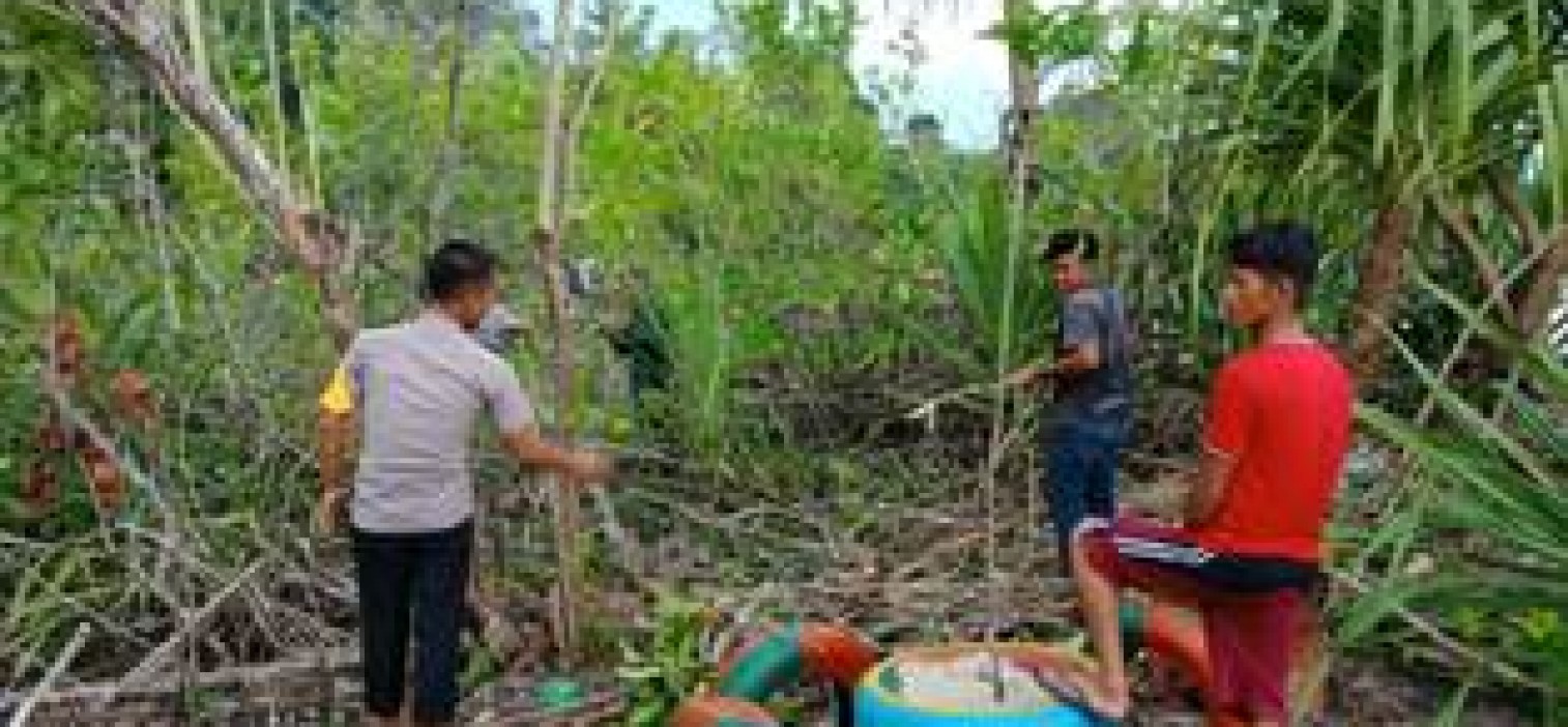 Sadar Wisata, Briptu Asriyanto bersama Karang taruna dan masyarakat gotong royong bersihkan pantai