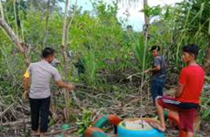 Sadar Wisata, Briptu Asriyanto bersama Karang taruna dan masyarakat gotong royong bersihkan pantai