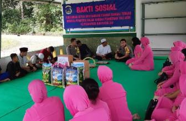 Bhayangkari Cabang Bangka tengah Memberikan Bantuan Sembako Ke Ponpes Hidayatullah