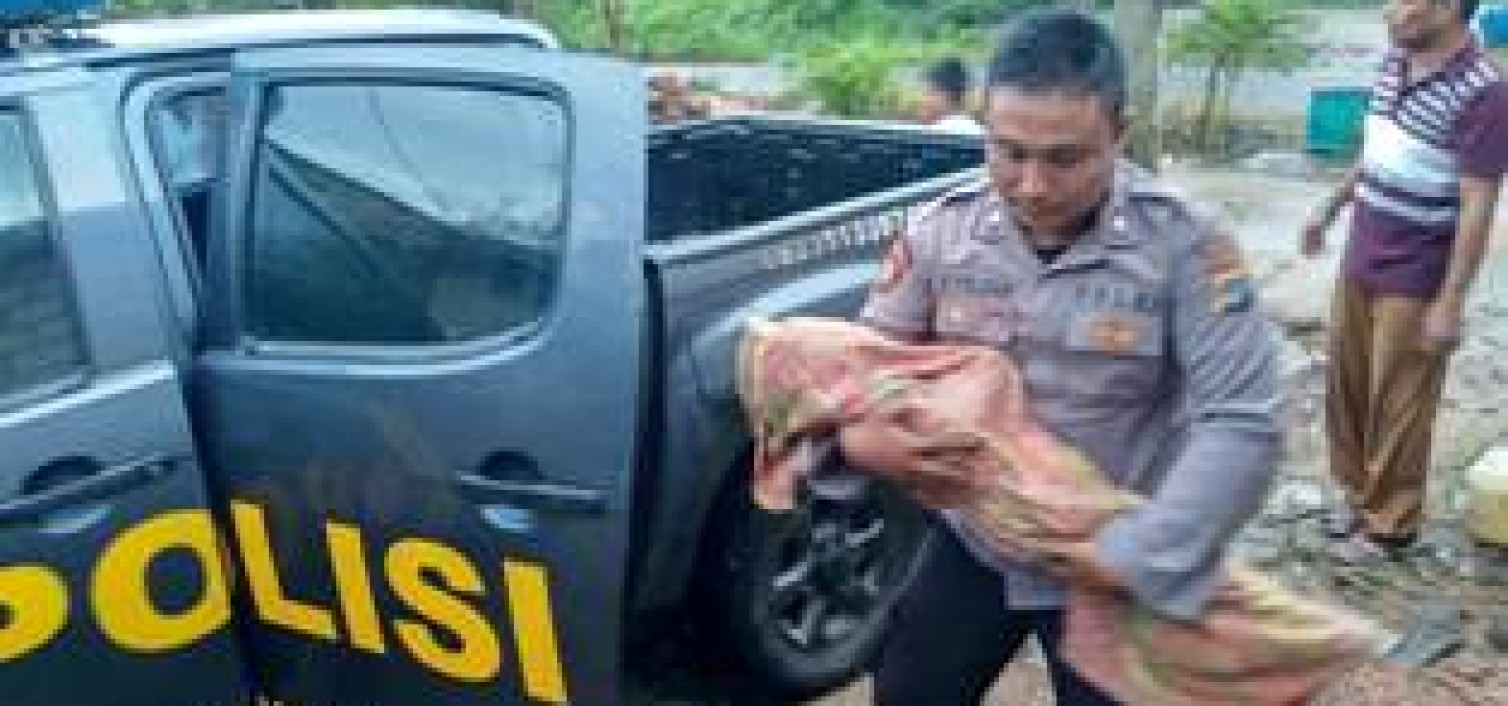 Bhabinkamtibmas Peluk Jenazah Warganya Hingga ke Pemakaman