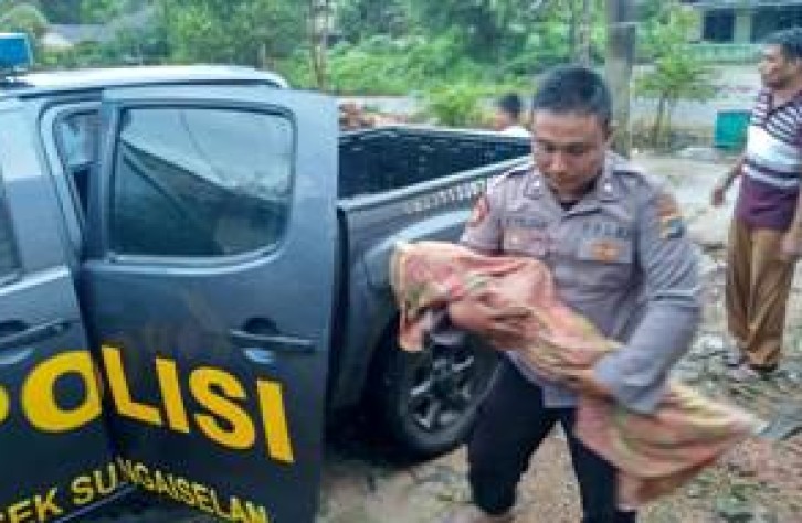 Bhabinkamtibmas Peluk Jenazah Warganya Hingga ke Pemakaman