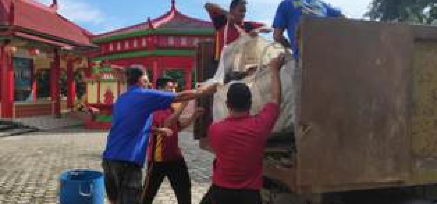 Bulan Bakti Kepolisian, Polres Bangka tengah Gotong royong Bersihkan Tempat Ibadah