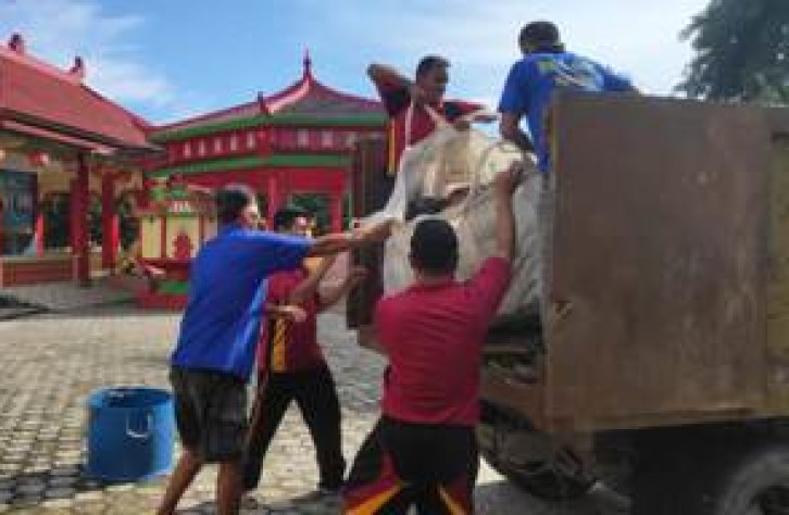 Bulan Bakti Kepolisian, Polres Bangka tengah Gotong royong Bersihkan Tempat Ibadah