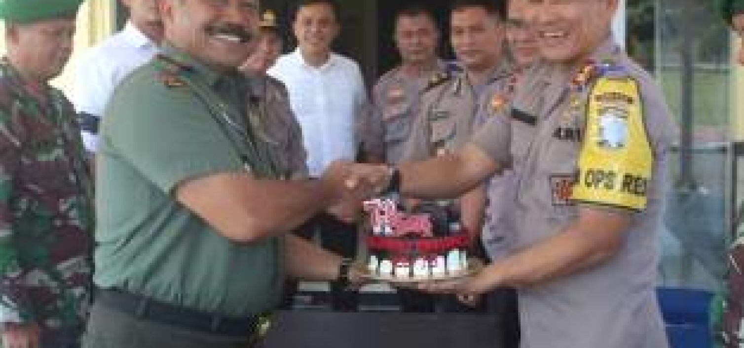 Danramil Koba Beri Kejutan Ke Polres Bangka tengah Pada Hut Bhayangkara