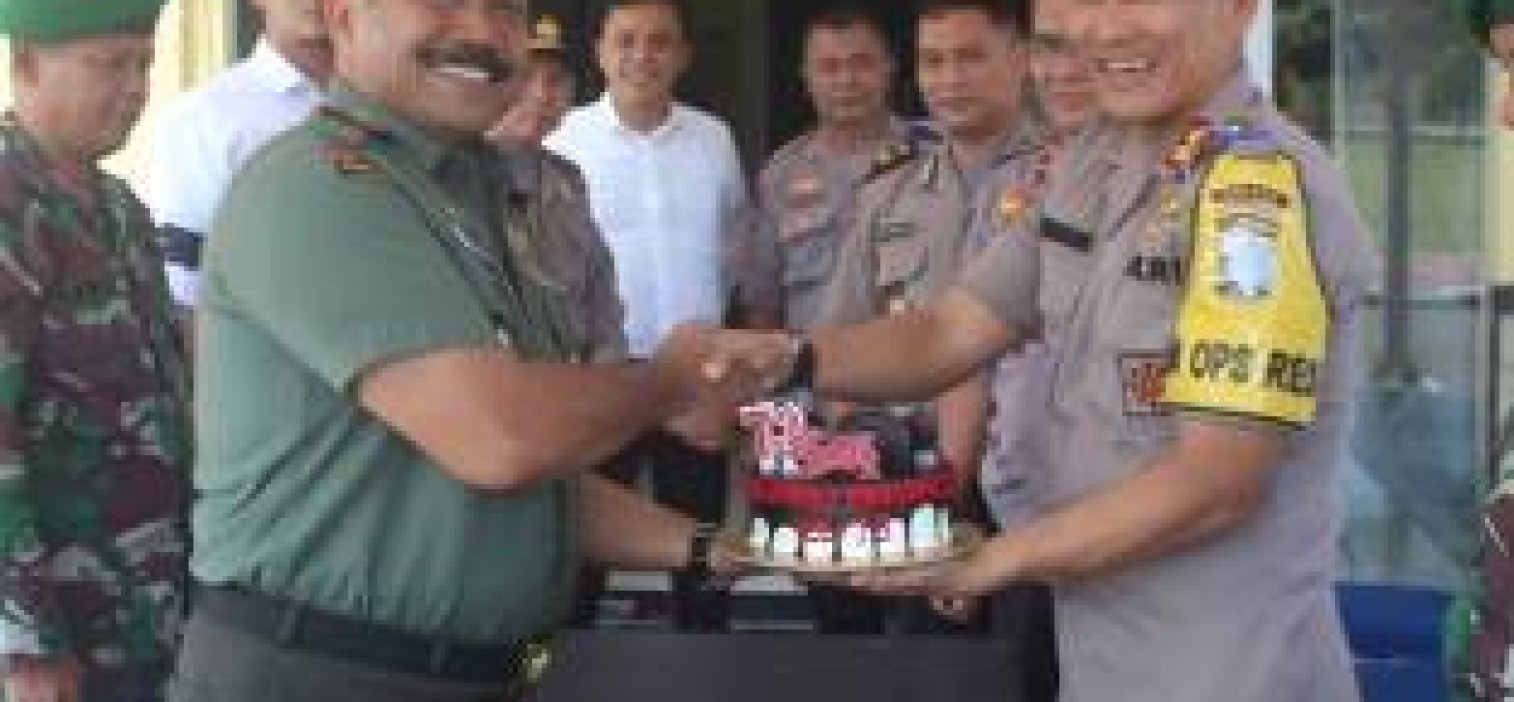 Danramil Koba Beri Kejutan Ke Polres Bangka tengah Pada Hut Bhayangkara