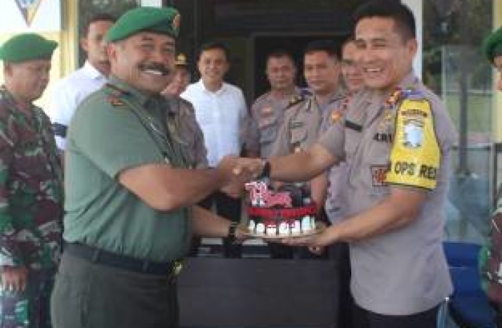 Danramil Koba Beri Kejutan Ke Polres Bangka tengah Pada Hut Bhayangkara