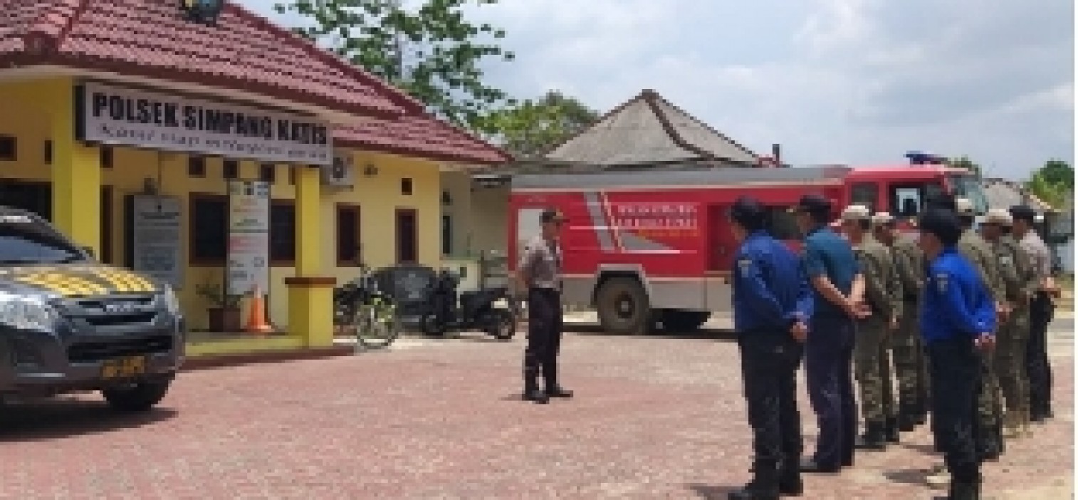 Waspada Kebakaran Hutan, Mobil Damkar Siaga Di Polsek Simpang Katis