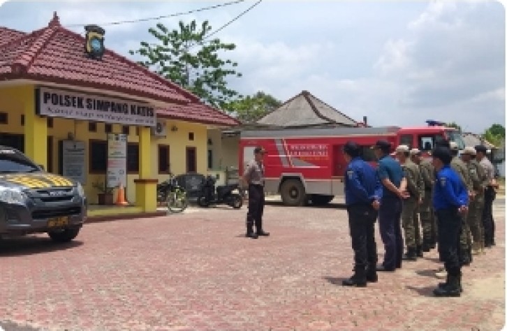 Waspada Kebakaran Hutan, Mobil Damkar Siaga Di Polsek Simpang Katis