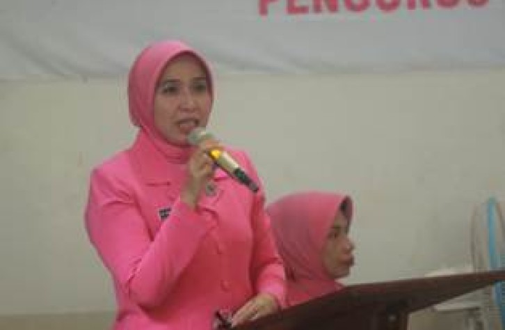 Ketua Daerah Bhayangkari Babel Motivasi Pelajar SMK 1 Simpangkatis dan Beri Buku Kreasi Budaya Indonesia