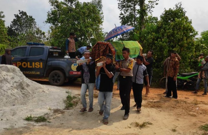 Polsek sungai selan Berikan layanan PSDM Kepada Warga Desa sungai selan