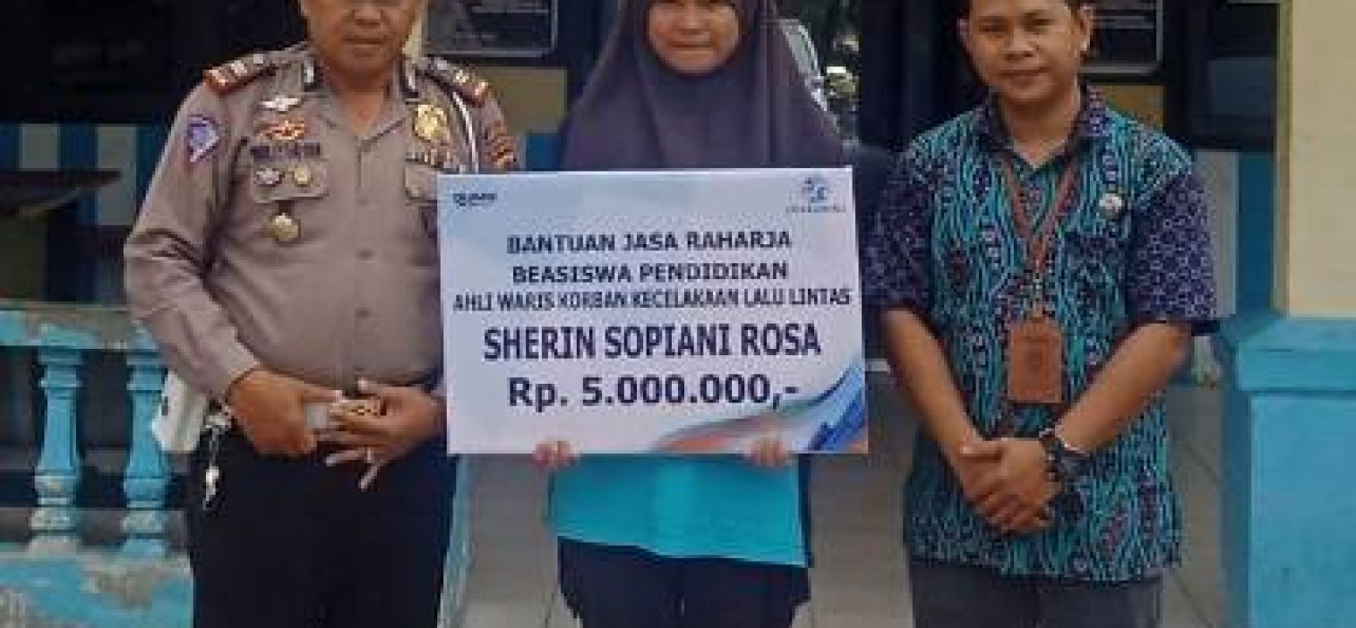 Bersama Kasat Lantas Polres Bangka tengah, Jasa Raharja Berikan Bantuan Kepada Anak Korban Laka Lantas