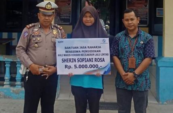 Bersama Kasat Lantas Polres Bangka tengah, Jasa Raharja Berikan Bantuan Kepada Anak Korban Laka Lantas