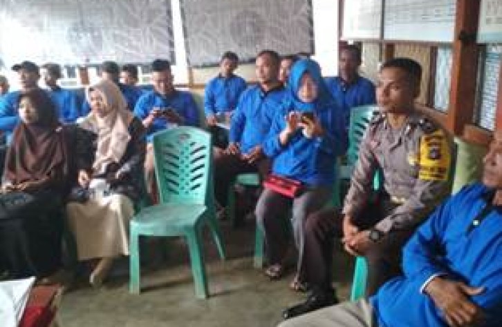 Bhabinkamtibmas Dampingi Pelatihan Ternak Sapi di Desa Cambai