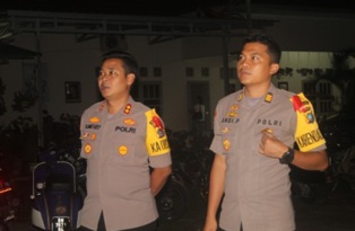 Kapolres Bangka Tengah Turun Langsung Pantau Pengamanan Misa Malam Natal Di Gereja