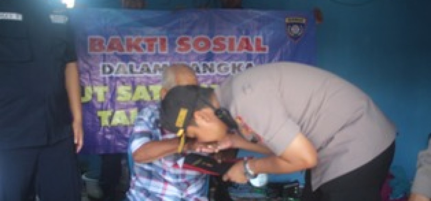 Kapolres Bateng Borong Habis Jualan Kakek Husen