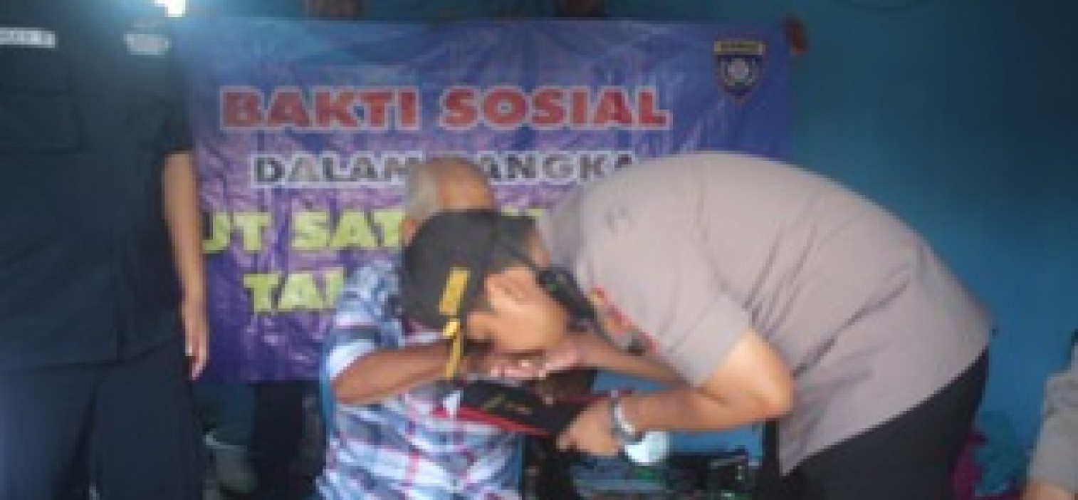 Kapolres Bateng Borong Habis Jualan Kakek Husen